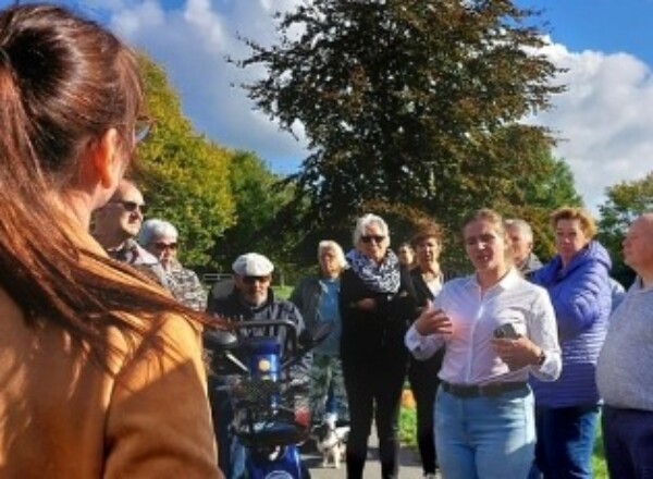 Wethouder Karin Hakhoff op bezoek bij parkje Rietzanger en volkstuinen.