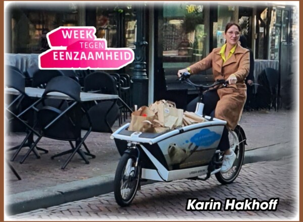 Karin Hakhoff deelt Goodie-bags uit. De kick-off van “De week van de eenzaamheid”
