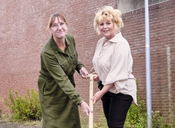 Wethouder Karin Hakhoff ontving van Klazien Hartog van HHNK een speciaal gegraveerde schep.