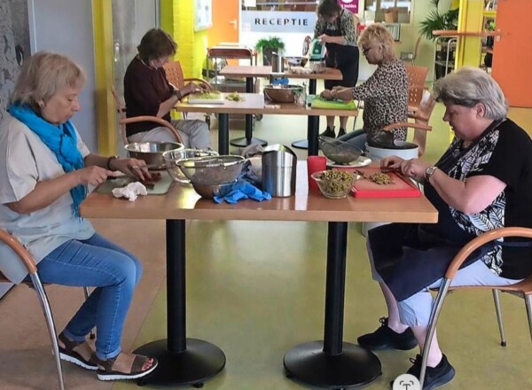 Sociale Buurtbrasserie in Hoorn blijft open na handtekeningen.